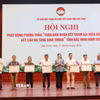 Khen thưởng các hộ gia đình tiêu biểu có nhiều thành tích trong hiến đất làm đường. (Ảnh: Thanh Thương/TTXVN)