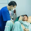 Bác sỹ thăm khám cho bệnh nhân Cứ A Sề bị ngộ độc do ăn nấm lạ. (Ảnh: Nguyễn Oanh/TTXVN)