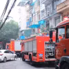Lực lượng chức năng cố gắng dập tắt đám cháy. (Ảnh: Hoàng Hiếu/TTXVN)