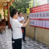 Các thủ tục hành chính thuộc phạm vi giải quyết của Ủy ban Nhân dân xã Lý Nhân được niêm yết tại Nhà văn hóa thôn 2, giúp người dân thuận tiện tra cứu. (Ảnh: Nguyễn Chinh/TTXVN)