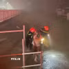 Đội Phòng cháy chữa cháy và Cứu nạn cứu hộ số 1 cứu hộ thành công 4 người bị mắc kẹt trong căn nhà ở phường Trường Vinh. (Ảnh: TTXVN phát)