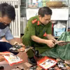 Lực lượng chức năng thành phố Hà Nội phát hiện gần 1 tấn xúc xích, lạp xưởng nhập lậu, không rõ nguồn gốc. (Ảnh: TTXVN phát)