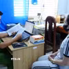Công an xã Núi Cấm, An Giang làm việc với bà Trần Thị Thanh Nhàn về việc tung tin giả cá sấu xuất hiện trên kênh Vịnh Tre. (Ảnh: TTXVN phát)