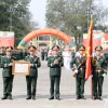 Thừa ủy quyền của Chủ tịch nước, Đại tướng Nguyễn Tân Cương trao Huân chương Bảo vệ Tổ quốc hạng Nhất tặng Trường Sỹ quan Lục quân 1. (Nguồn: Báo Quân đội Nhân dân)
