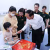 Trưởng Ban Tuyên giáo Trung ương Trịnh Văn Quyết thăm, động viên, tặng quà các bệnh nhi đang chữa bệnh tại Bệnh viện Quân Y 103. (Ảnh: Văn Điệp/TTXVN)
