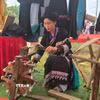 Phụ nữ dân tộc Thu Lao (Lào Cai) gìn giữ, bảo tồn nghề dệt truyền thống đã được công nhận là Di sản Văn hóa phi vật thể quốc gia. (Ảnh: Hương Thu/TTXVN)