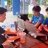 Đội tư vấn hỗ trợ tìm trọ của Trường Đại học Kinh tế-Đại học Huế tích cực hướng dẫn tân sinh viên. (Ảnh: Văn Dũng/TTXVN)