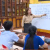 Chị Nguyễn Thị Thu Huyền hướng dẫn các học viên là con em kiều bào và người Lào học hát ca khúc Quê Hương. (Ảnh: Đỗ Bá Thành/TTXVN)