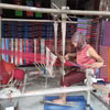 Bà Hà Thị Lôi (72 tuổi) ở bản Lác (Phú Thọ) dệt thổ cẩm. (Ảnh: Thanh Huyền/Vietnam+)