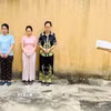 Từ trái qua: Đối tượng Trần Tiễn Như Nghi, đối tượng Nguyễn Thị Liên (chủ tiệm vàng Ngọc Tâm), đối tượng Hoàng Thị Thanh Nga (chủ tiệm vàng Ngọc Châu Âu). (Ảnh: TTXVN phát)