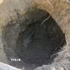 Hiện trường cá thể voi con bị chết sau khi rơi xuống giếng sâu. (Ảnh: TTXVN phát)