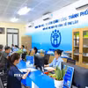 Người dân thực hiện thủ tục hành chính tại Điểm hỗ trợ dịch vụ công số Thư Lâm, thành phố Hà Nội. (Ảnh: Trung Nguyên/TTXVN)