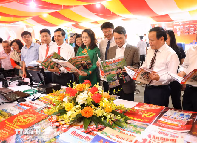 Các đại biểu tham quan các gian trưng bày báo tại Hội báo Xuân Bính Ngọ 2026 tỉnh Bắc Ninh. (Ảnh: Danh Lam/TTXVN) ttxvn-bao-chi2.jpg