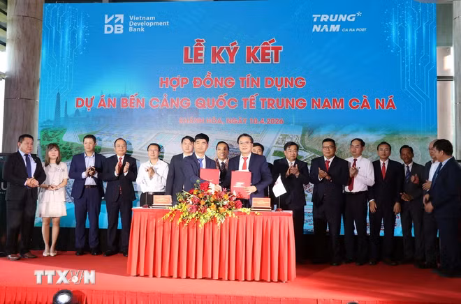ttxvn-ben-cang-ca-na2.jpg