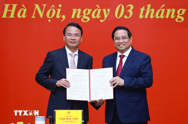 ttxvn-thu-tuong-trao-quyet-dinh-cong-tac-can-bo-10.jpg