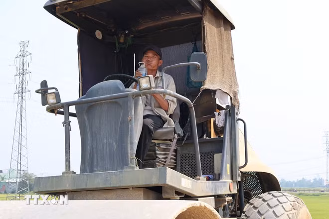 Nắng nóng còn kéo dài và gia tăng về cường độ ở nhiều khu vực- Ảnh 1.