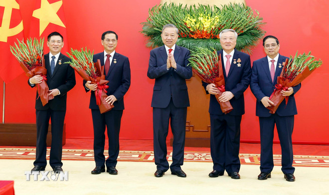 Trao Huân chương Quân công tặng các đồng chí lãnh đạo, nguyên lãnh đạo ttxvn-tong-bi-thu-to-lam-chu-tri-le-trao-tang-huan-chuong-quan-cong-va-huy-hieu-dang-10.jpg