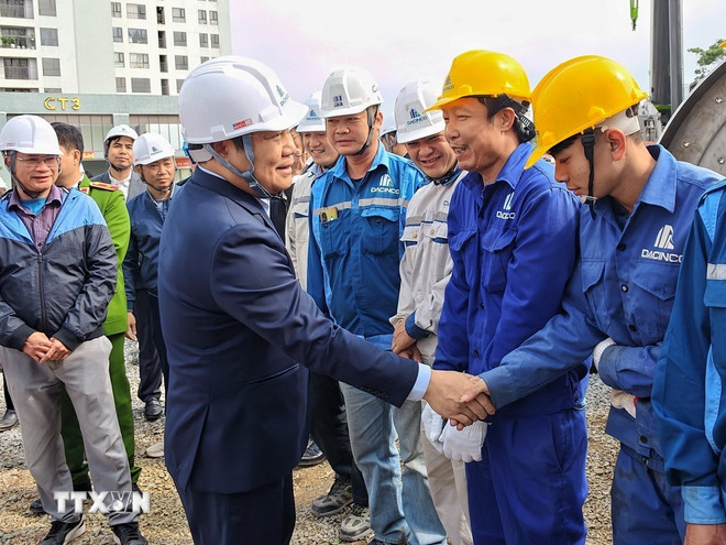 ttxvn-chu-tich-thanh-pho-ha-noi-kiem-tra-cong-trinh-chong-ngap-5.jpg