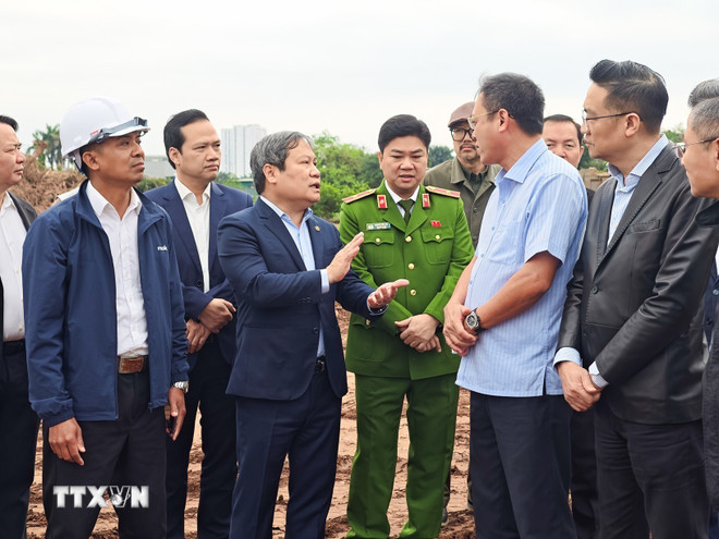 ttxvn-chu-tich-thanh-pho-ha-noi-kiem-tra-cong-trinh-chong-ngap-6.jpg
