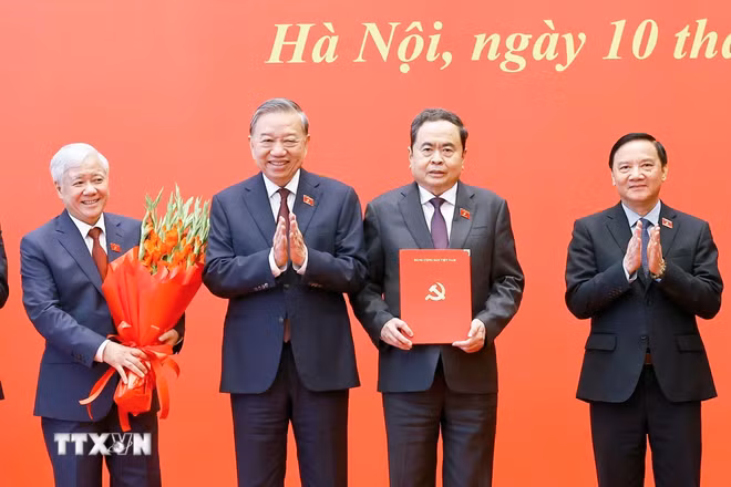 Trao Quyết định của Bộ Chính trị chỉ định tham gia Đảng ủy Quốc hội nhiệm kỳ 2025-2030- Ảnh 1.