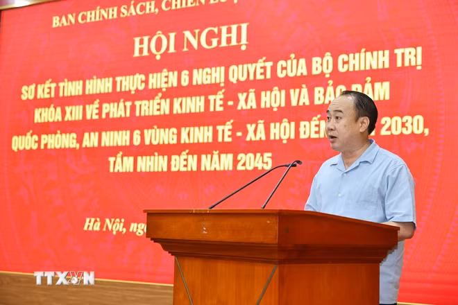 Ông Nguyễn Sỹ Hiệp, Phó Trưởng Ban Chính sách chiến lược Trung ương, Phó Trưởng Ban chỉ đạo trình bày báo cáo tóm tắt Đề án. (Ảnh: Minh Đức/TTXVN) ttxvn-lien-vung-3.jpg