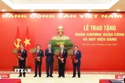 Tổng Bí thư Tô Lâm trao tặng Huân chương Quân công hạng Nhất cho các đồng chí: Phạm Minh Chính, Ủy viên Bộ Chính trị khóa XIII, Thủ tướng Chính phủ; Nguyễn Hòa Bình, Ủy viên Bộ Chính trị khóa XIII, Phó Thủ tướng Thường trực Chính phủ; Phan Đình Trạc, Ủy viên Bộ Chính trị, Bí thư Trung ương Đảng khóa XIII, nguyên Trưởng ban Nội chính Trung ương; Nguyễn Văn Nên, Ủy viên Bộ Chính trị khóa XIII, Thường trực Tiểu ban Văn kiện Đại hội XIV của Đảng. (Ảnh: Thống Nhất/TTXVN)