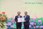 Thủ tướng Phạm Minh Chính trao Quyết định bổ nhiệm quyền Bộ trưởng Bộ Nông nghiệp và Môi trường cho ông Trần Đức Thắng. (Ảnh: Hoàng Hiếu/TTXVN)