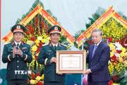 Tổng Bí thư, Chủ tịch nước Tô Lâm trao Danh hiệu Anh hùng Lực lượng vũ trang nhân dân tặng Quân khu 1. (Ảnh: Thống Nhất/TTXVN)