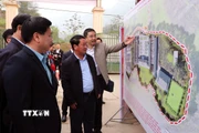 Lãnh đạo tỉnh Tuyên Quang giới thiệu về quy mô trường Phổ thông Dân tộc nội trú liên cấp Tiểu học và Trung học cơ sở Nghĩa Thuận. (Ảnh: Đức Thọ/TTXVN)