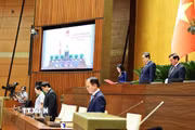 Chủ tịch Quốc hội Trần Thanh Mẫn và lãnh đạo Quốc hội dành một phút mặc niệm cố Chủ tịch Quốc hội Lào Saysomphone Phomvihane. (Ảnh: Doãn Tấn/TTXVN)