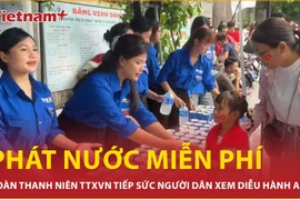 Đoàn Thanh niên TTXVN phát nước miễn phí phục vụ đồng bào xem diễu hành, diễu binh A80