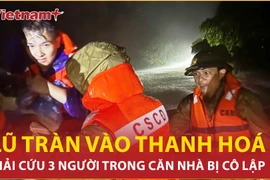 Lũ tràn vào Thanh Hóa trong đêm, công an giải cứu một ngôi nhà sắp bị cuốn trôi