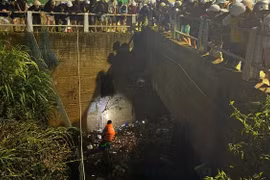 Hàng chục người “chạy đua” với thời gian tìm nữ sinh lớp 6 bị lũ cuốn ở Đà Lạt
