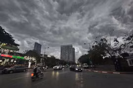 Cảnh báo khẩn dông lốc và mưa đá sắp quét qua nội thành Hà Nội