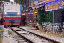 Xôn xao clip nữ du khách bị tàu hỏa hất văng điện thoại tại phố cà phê đường tàu