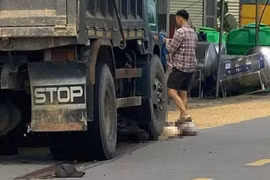 Va chạm xe tải trên đoạn đường phơi lúa khiến hai mẹ con tử vong thương tâm