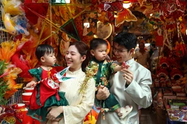 Phố Hàng Mã rực rỡ mùa Trung thu: Sắc màu tuổi thơ giữa lòng phố cổ