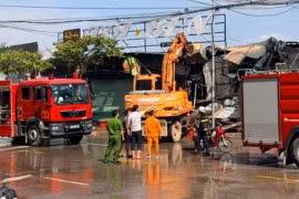 Tiếp tục cháy cửa hàng phế liệu trên đường 25m ở Hà Nội