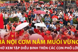 Biển người háo hức trên phố đợi xem tổng hợp luyện diễu binh A80