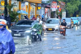 Hà Nội xuất hiện nhiều điểm ngập khi mưa lớn kéo dài từ sáng 