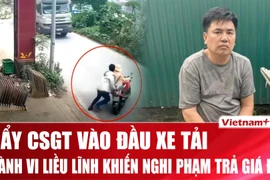 Tạm giữ hình sự đối tượng đẩy Cảnh sát giao thông vào đầu xe tải