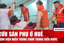 Lực lượng cứu hộ vượt lũ đưa sản phụ đến bệnh viện tại Huế