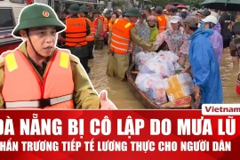 Tiếp tế lương thực cho người dân Đà Nẵng bị cô lập giữa vùng lũ