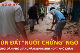 Cư dân phố Giang Văn Minh tiếp tục lê bước nặng nề trong con ngõ bị bùn "nuốt"