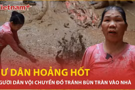 Người dân phố Giang Văn Minh tá hỏa khuân đồ đạc khi thấy bùn đất tràn vào nhà