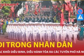 Các khối diễu binh, diễu hành đi trong lớp lớp vòng tay nhân dân 