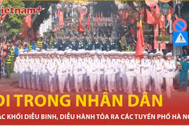 Các khối diễu binh, diễu hành đi trong lớp lớp vòng tay nhân dân 