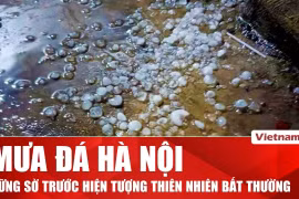 Mưa đá xuất hiện tại nhiều khu vực Hà Nội trong cơn dông sáng 30/3 