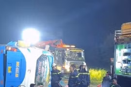Xe khách mất lái lao khỏi cao tốc Pháp Vân - Cầu Giẽ khiến 4 người tử vong