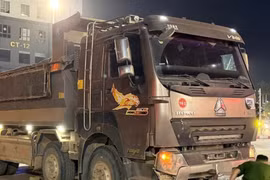 Xe máy giao hàng bị cuốn vào gầm ô tô tải khiến 1 nam shipper không qua khỏi 